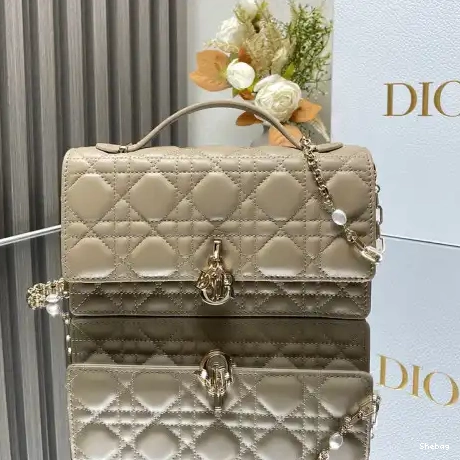 2407YA0140 Dio Bags 0510